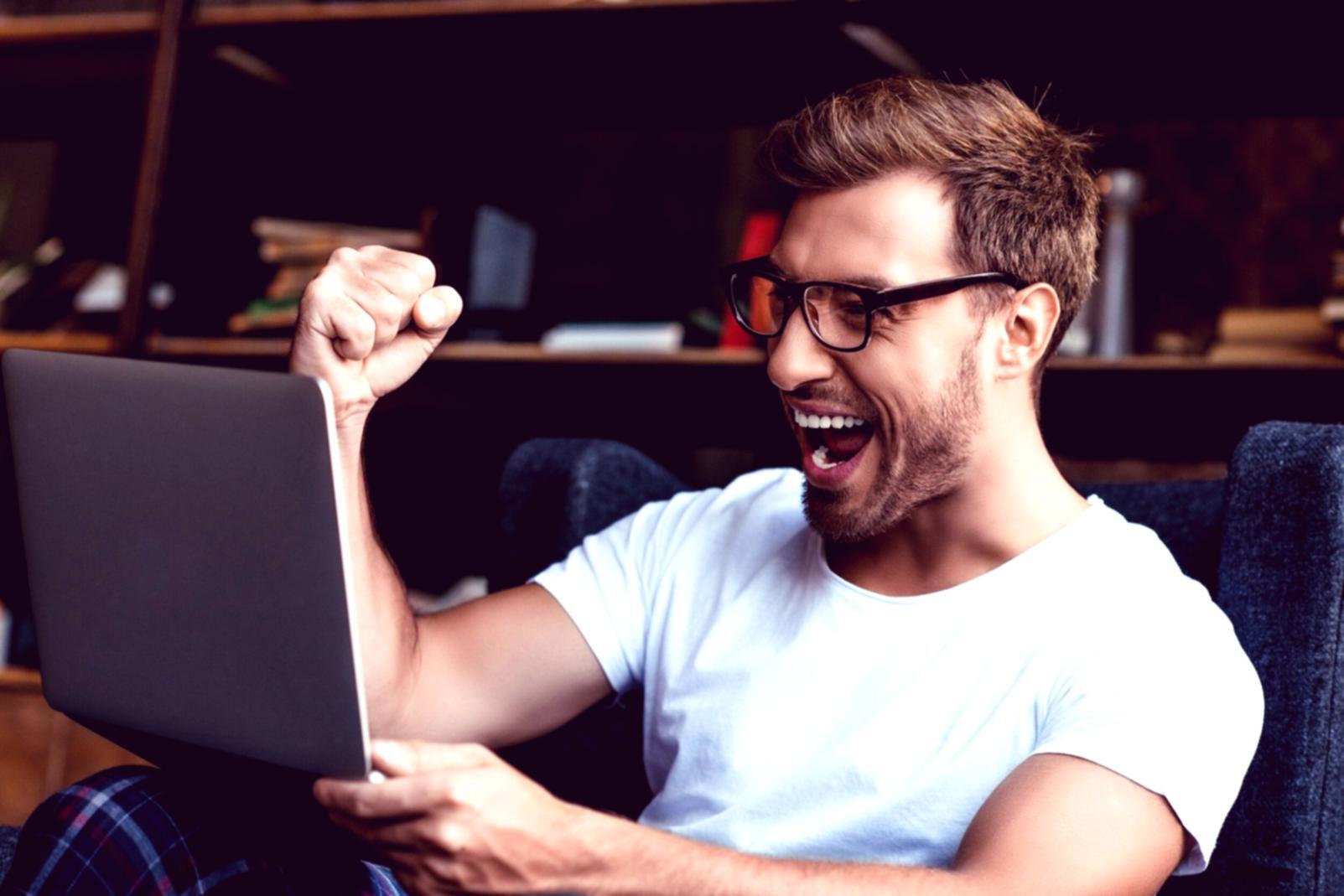 Espace de travail collaboratif à Strasbourg avec vue sur les documents financiers